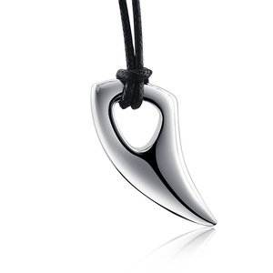 Pendentif en acier titane finition miroir, design minimaliste, motif dents de loup, pendentif personnalisé corne de taureau pour homme, vente en gros. - Product Image 1
