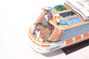 โมเดลเรือสำราญ Symphony of the Seas ของ GIA NHIEN รุ่นพรีเมียม ทำจากไม้แกะสลักและทาสีด้วยมือ สำหรับตกแต่งบ้านหรือสำนักงานสไตล์ทะเล - Product Image 6