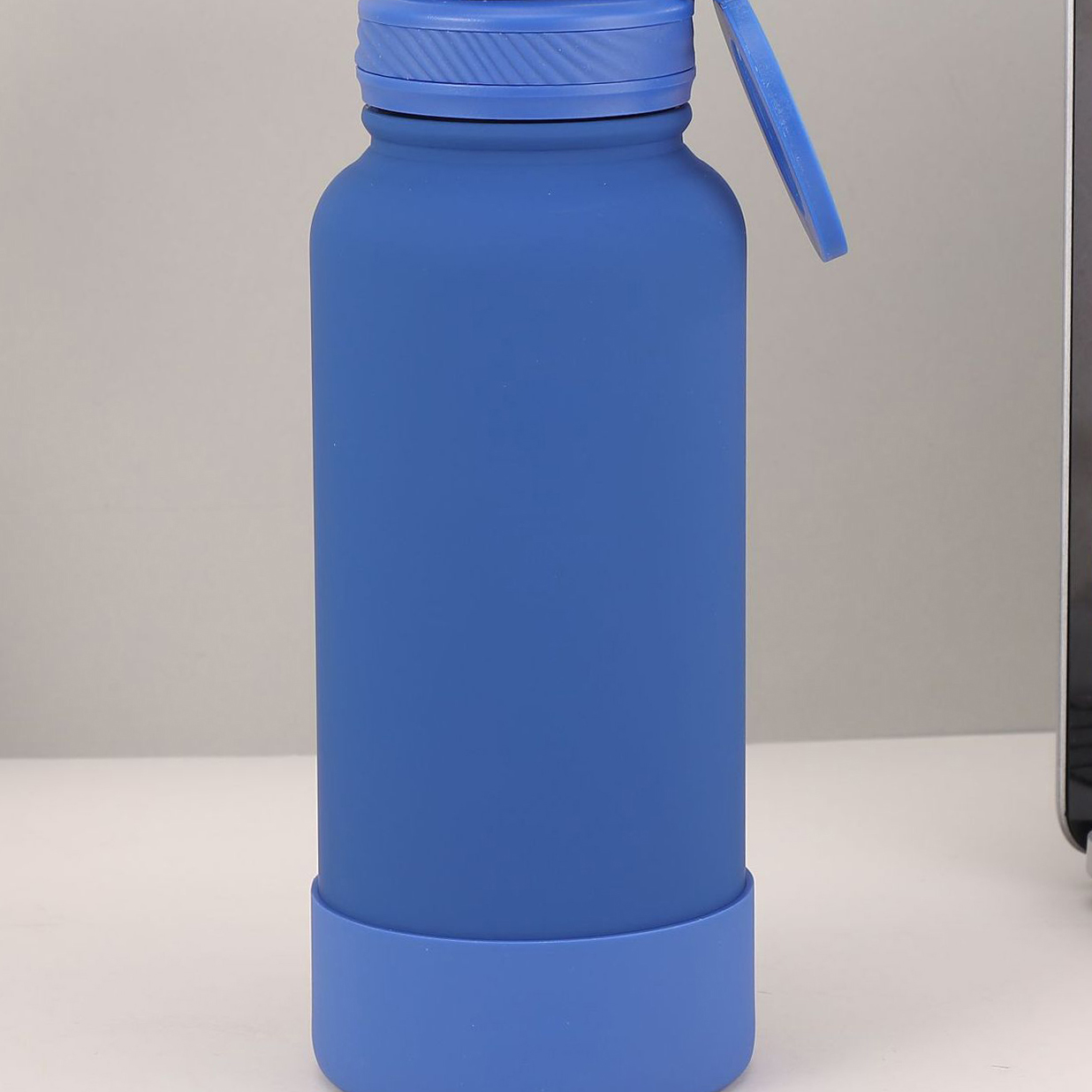 C6 bleu roi