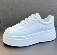 Chaussures pour hommes respirantes, nouvelles, à semelle épaisse, augmentant la hauteur, blanches, tendance, polyvalentes, décontractées, style board.