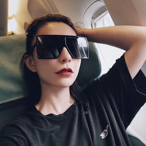 Gafas de Sol Qianai Retro Cuadradas con Marco Grande, Protección UV400, Estilo Moderno Unisex para Hombre y Mujer - Product Image 1