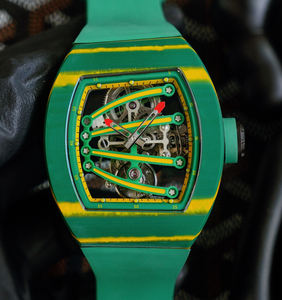 Montre pour homme en fibre de carbone haut de gamme avec cadran creux et montre personnalisée de designer de style sport vert disponible - Product Image 1