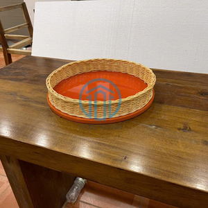 Un poco más elegante para cualquier hogar Mejore maravillosamente su espacio vital Bandeja de servicio de laca redonda de ratán - Product Image 2