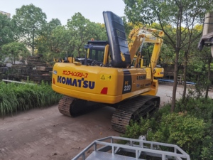 รถขุดตีนตะขาบ Komatsu PC220-8 มือสอง ราคาคุ้มค่า น้ำหนัก 22 ตัน เครื่องจักรญี่ปุ่นแท้ สภาพดี เหมาะสำหรับงานก่อสร้าง - Product Image 6