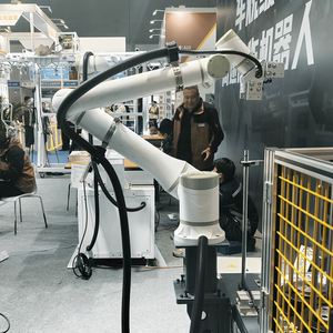 หุ่นยนต์โคบอท 6 แกน HWINT คุ้มค่า ประหยัดต้นทุน สำหรับการขัดเงาผิวแบบกระจกและการจัดการผลิตภัณฑ์ - Product Image 1