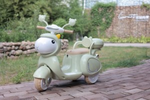 Autovettura elettrica adorabile in stile cartone animato per bambini con luci lampeggianti a LED musica dolce e ruote di allenamento - Product Image 5