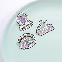 Épinglette fantaisie en émail à motif squelette coloré et citation, badge métallique élégant pour accessoire vestimentaire quotidien
