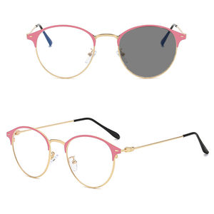 Film photochromique à <span class=keywords><strong>changement</strong></span> rapide, lunettes optiques en métal à rivets ronds vintage noirs, verres photochromiques pour hommes, lunettes photochromiques - Product Image 2