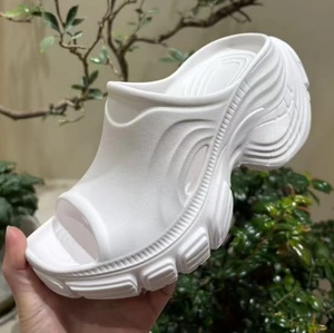 Sandales de plage pour femmes en EVA légère, imperméable, à talon compensé, avec semelle dentelée de 9 cm d'épaisseur, en une seule pièce - Product Image 3