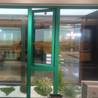 El proyecto de mayor gama en China: Ventanas de madera maciza con rotura de puente térmico y mosquitera plegable oculta, ventana de alta gama para el hogar.