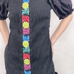 Vestido de Verano para Mujer, de Buena Calidad, con Hombros Descubiertos, Mangas Abullonadas, Plisado, Bordado Floral, Mini Vestido - Product Image 3