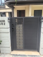 Puerta de entrada de aluminio salteado a prueba de agua, con acabado de alta calidad, moderna, sin costuras, para propiedades costeras, villas y hoteles.