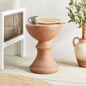 Vòng cuối bảng cho trong nhà và ngoài trời vẽ tay giống như gỗ kết thúc exudes mộc mạc quyến rũ bổ sung hoàn hảo cho bất kỳ nội thất - Product Image 1