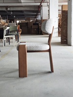 Chaise en bois massif PurelyFeel Ash, style nordique moderne, avec dossier confortable pour salle à manger
