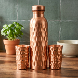 Bouteille d'eau artisanale en cuivre gaufré avec deux tasses assorties – Ensemble de vaisselle métallique écologique - Product Image 1