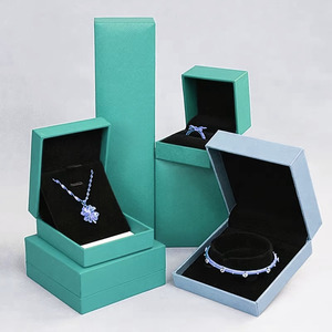 Venta al por mayor personalizado rojo relleno de cuero Premium joyero patrón de rejilla cajas rígidas para anillos pulseras cartón que desaparece - Product Image 1