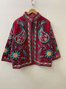 เสื้อแจ็คเก็ตบอมเบอร์ผ้ากำมะหยี่สีแดงสำหรับผู้หญิง งานปักมือลายสัตว์ กระดุมแบบปกติ เสื้อโค้ทผ้าฝ้ายสำหรับฤดูหนาว สไตล์อุซเบก โบโฮ เหมาะเป็นของขวัญสำหรับเทศกาล - Product Image 1