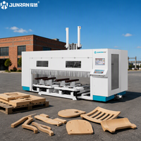 Centre d'usinage CNC 5 axes JUNRAN de l'usine de Foshan JR-T2-35 pour le fraisage de surfaces courbes des panneaux de dossier et de siège de chaise en bois massif.