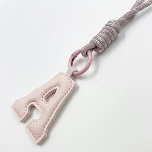 Llavero de Cuero Creativo con 26 Letras, Antipérdida, Exquisito, Colgante para Bolsa, Pequeño Accesorio de Regalo - Product Image 4