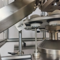 Machine de remplissage et de scellage de tubes cosmétiques pour la production de crème de protection UV