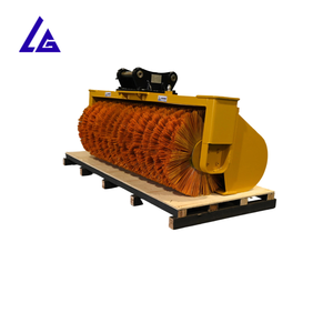 Balayeuse hydraulique à couple élevé pour nettoyage et entretien des chaussées sur mini-chargeuses et mini-excavatrices - Product Image 1