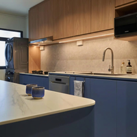 Meubles de cuisine Vermonhouzz style nordique, armoires basses bleu mat, sans poignées, unité de cuisine moderne avec portes en bois massif