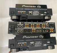 Ensemble d'équipement DJ professionnel pour club et bar, comprenant un lecteur multimédia Pioneer DJ CDJ-2000NXS2 et un mixeur professionnel DJM-900NXS2