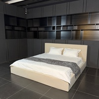 Lit plateforme king size rembourré semi-circulaire incurvé de designer, couleur crème, pour gîte tendance