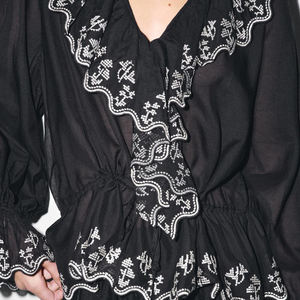 <span class=keywords><strong>Blusa</strong></span> nera da donna personalizzata di alta qualità <span class=keywords><strong>con</strong></span> ricami floreali bianchi maniche lunghe svasate Casual - Product Image 4