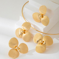 Parure de bijoux fantaisie pour femme en alliage plaqué or 14K, motif floral, collier, boucles d'oreilles et bague, pour fiançailles, mariage et soirée