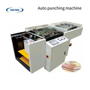Máquina perforadora hidráulica totalmente automática Nantou NT-420 2200x1000x1300 para cubiertas de cartón grueso - Product Image 2
