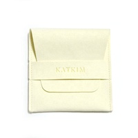 Pochette à bijoux en microfibre suédée beige avec rabat à logo personnalisé en relief, nouveau style, avec rayures
