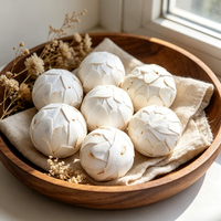Vente en gros en stock : Boule de Sola Tongcao écologique de 2,4 pouces, mignonne et tendance, pour décoration intérieure, jouet à mâcher pour animaux de compagnie et remplissage de sachets parfumés aux fleurs séchées