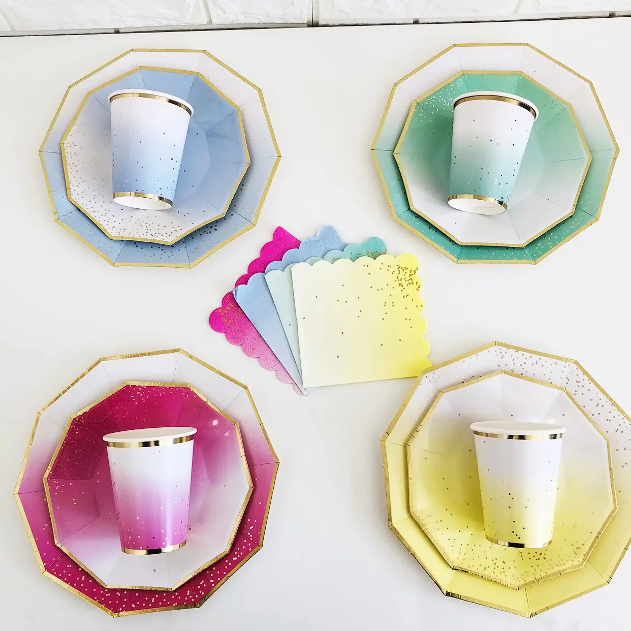 誕生日パーティーのための十角形のハロー染料紙食器を選択する4色