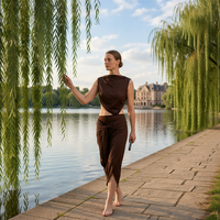 Robe longue drapée en satin marron avec détail noué