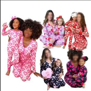 Vendita calda di san valentino madre <span class=keywords><strong>e</strong></span> figlia abbinate abiti con stampa a cuore rosa manica lunga pigiama da donna mamma <span class=keywords><strong>e</strong></span> pigiama - Product Image 2