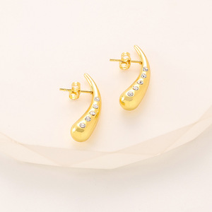 ต่างหูแบบติดหูทรงหยดน้ำโค้งเคลือบทอง 18K PVD ทำจากสแตนเลส 316L ประดับด้วยคริสตัลสำหรับผู้หญิง |   ปราศจากสารก่อภูมิแพ้และไม่ซีดจาง - Product Image 5