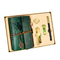 Carnet de voyage A6 à trois volets avec logo personnalisé Coffret cadeau Classeur à anneaux en cuir fin avec corde et pendentif en métal
