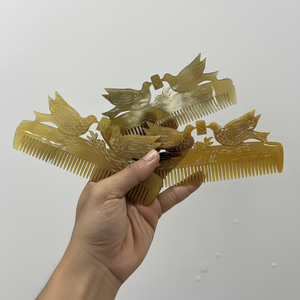 Peigne en corne du Vietnam pour le démêlage de la barbe et des cheveux emballé pour un usage cadeau ou au détail - Product Image 1