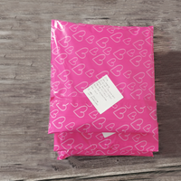 Enveloppes d'expédition auto-adhésives en polyéthylène imperméables à motif cœur rose personnalisées pour l'emballage de cadeaux, chaussures et chaussettes