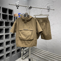 Ensemble 2 pièces personnalisé avec logo, séchage rapide, comprenant un sweat à capuche à manches courtes et un short cargo, idéal pour les sports d'été.