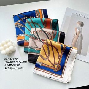 Foulard Quadrato Piccolo con Catena 70x70cm 38G in Seta per Donna Accessorio Moda - Product Image 3