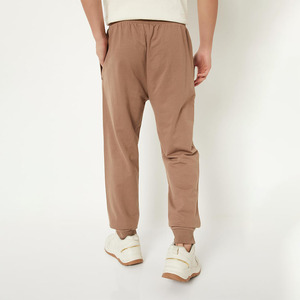 Pantalon de sport en coton doux pour homme, style actif, avec logo et design personnalisés, coupe jogger à revers élastiques. - Product Image 3