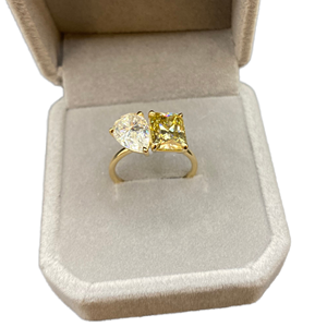 Anillo de Compromiso Fengzuan de Oro Amarillo de 18K con Moissanita Radiante de 3CT Color Champán y Moissanita en Forma de Pera de 2CT Color Blanco D VVS1, Certificado GRA - Product Image 1