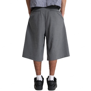 Shorts de costume sur mesure à double plis et braguette boutonnée, en coton gris, coupe ample, jambe large, style Bermuda premium - Product Image 4