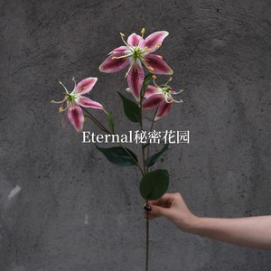 Fleur artificielle miniature 3D style main, Lys Gloriosa à 3 têtes, pour décoration de mariage et de maison, en plastique PU, collection Secret Garden - Product Image 4