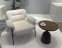 Fauteuil d'appoint moderne en bouclette avec accoudoirs roulés, pieds en métal noir, chaise longue moelleuse pour salon, chambre, appartement, écologique