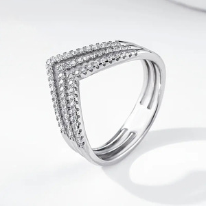 Anello a Tre Strati con Design a Linee a V per Donne - Product Image 1