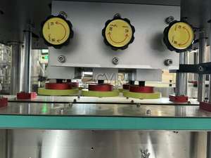 Capsuleuse rotative électrique entièrement automatique à 6 stations pour bouteilles en verre/métal/plastique, haute précision, qualité alimentaire, faible coût d'exploitation - Product Image 4