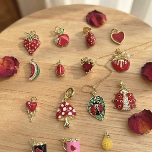 Collection de breloques DIY en laiton plaqué or 18 carats, émail rouge peint à la main, motifs fraise, pomme, pastèque, <span class=keywords><strong>coccinelle</strong></span>, champignon, cœur - Product Image 1
